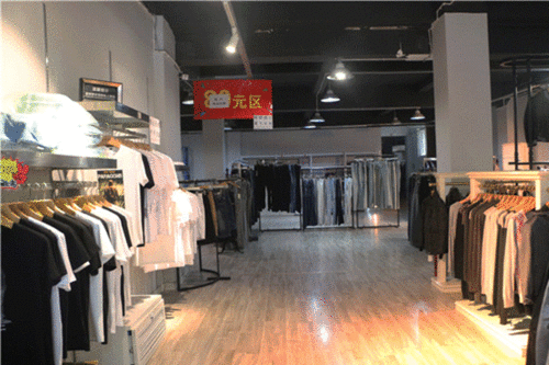 外套免費(fèi)送 樂(lè)山這家品牌服裝工廠店虧損大甩賣(mài) 全場(chǎng)10元起...搶瘋了